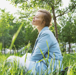 Woman-breathing-outdoors